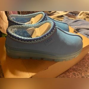 Women’s size 7 UGG Women's Tasman Clear Slipper (Ssky).